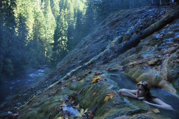 Banho em piscina natural de água quente em plena natureza da Umpqua National Forest, no sul do Oregon, estado da costa oeste dos Estados Unidos